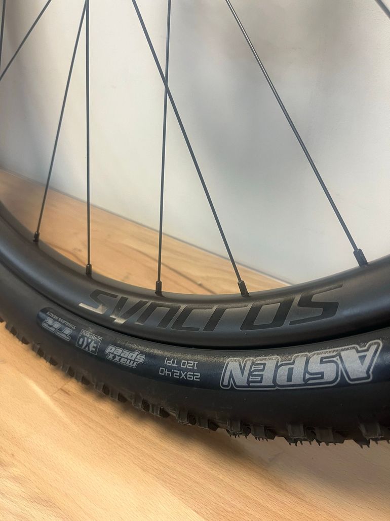 Tweedehands Syncros Silverton CF 2 Carbon Wheelset 2026 bike — afbeelding 2 van 7