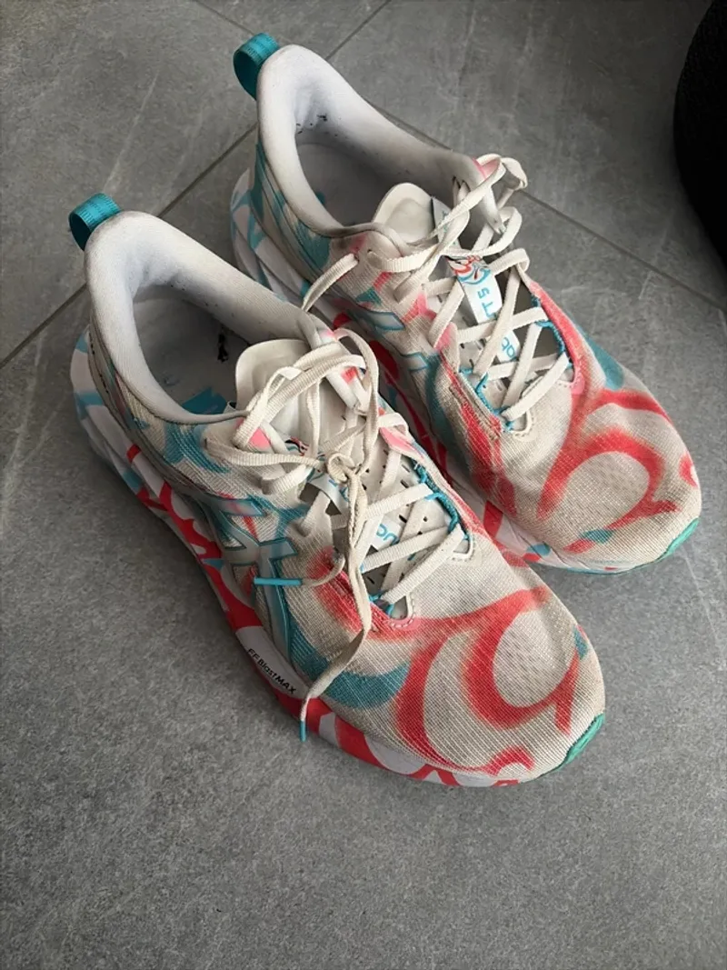 Käytetty Asics Novablast 5 2025 Running Shoes