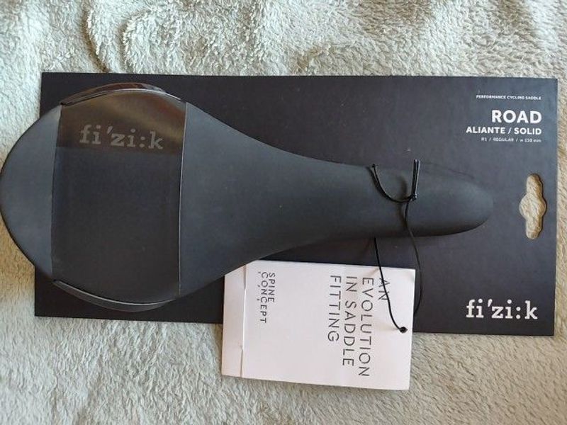 Fizik Aliante R1 Carbon Saddles & Seatposts usato