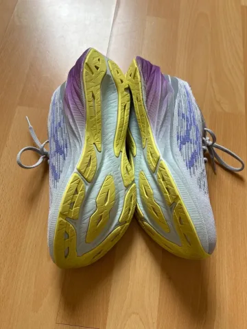 Asics Novablast 3 bike usato — immagine 7 di 8
