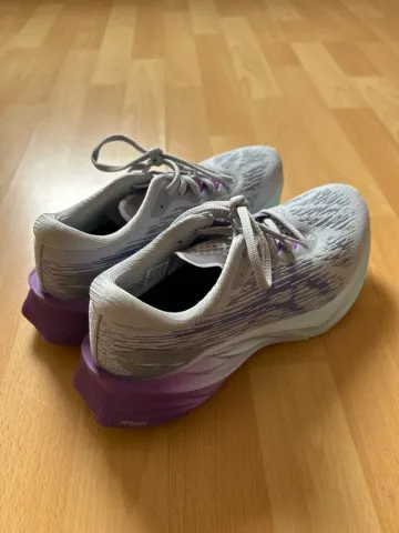 Asics Novablast 3 bike usato — immagine 2 di 8