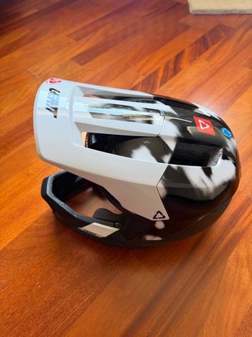 Used LEATT MTB Gravity 5.0 Helmet 2026 bike — image 3 of 4