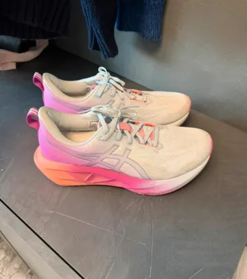 Asics Novablast bike d'occasion — image 2 sur 5