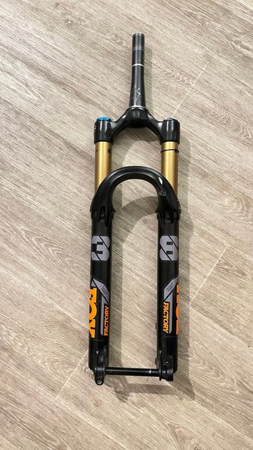 Fox 38 2024 bike d'occasion — image 1 sur 2