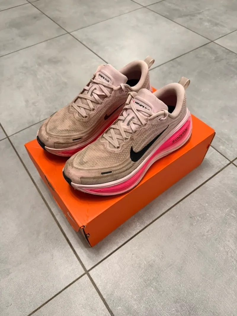 Used Genesis Vomero Plus Running Shoes