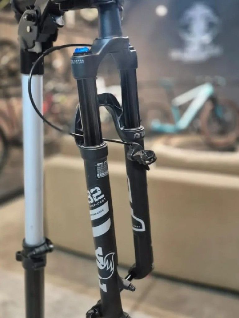 Tweedehands Fox 32 Suspension Fork bike — afbeelding 3 van 4