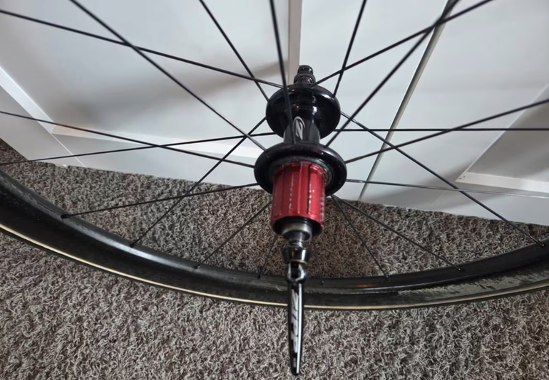 Used Zipp 404 Firecrest 2018 bike — image 5 of 6