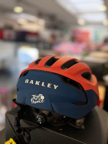 Used Oakley Aro 3 Helmet bike — image 2 of 3