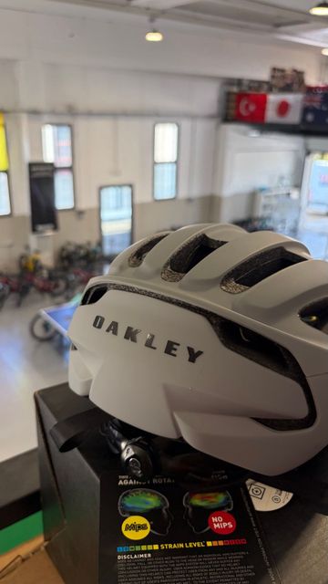 Used Oakley Aro 3 Helmet bike — image 2 of 3