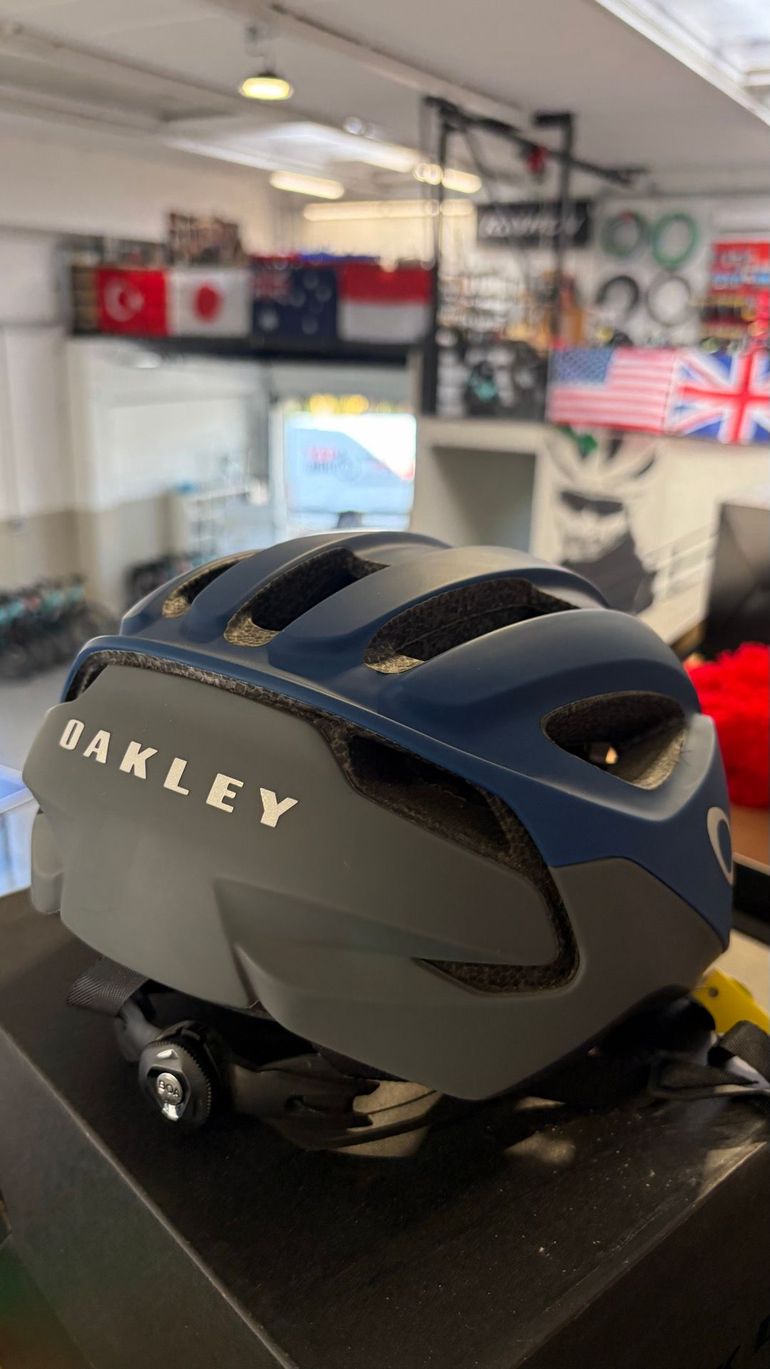 Used Oakley ARO3 Helmet bike — image 3 of 3