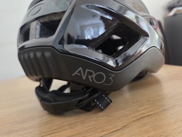 Used Oakley ARO3 Mips 2026 bike — image 1 of 4