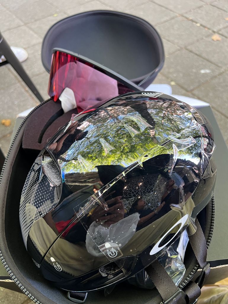 Tweedehands Oakley ARO 7 MIPS ICE bike — afbeelding 1 van 3