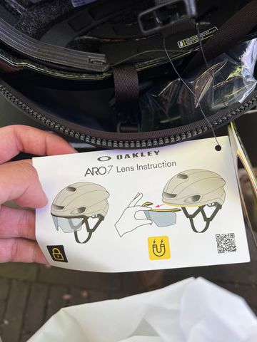 Tweedehands Oakley ARO 7 MIPS ICE bike — afbeelding 3 van 3