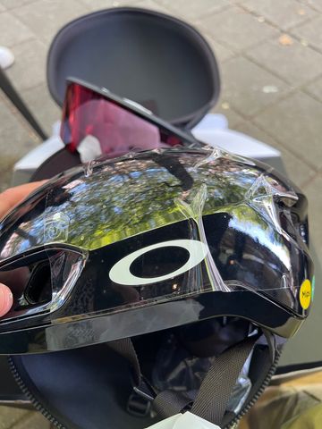 Tweedehands Oakley ARO 7 MIPS ICE bike — afbeelding 2 van 3