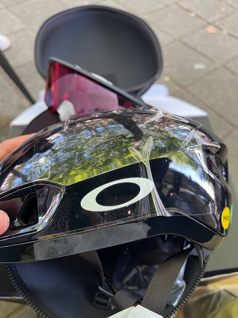 Tweedehands Oakley ARO 7 MIPS ICE bike — afbeelding 2 van 3