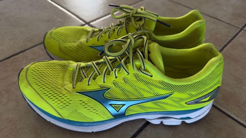 Used Mizuno wave rider 20 Running Shoes