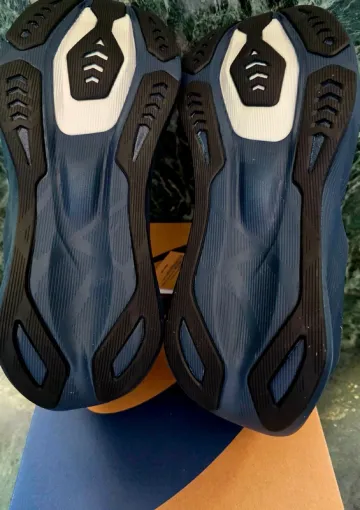 Used Asics Novablast 6 bike — image 2 of 9