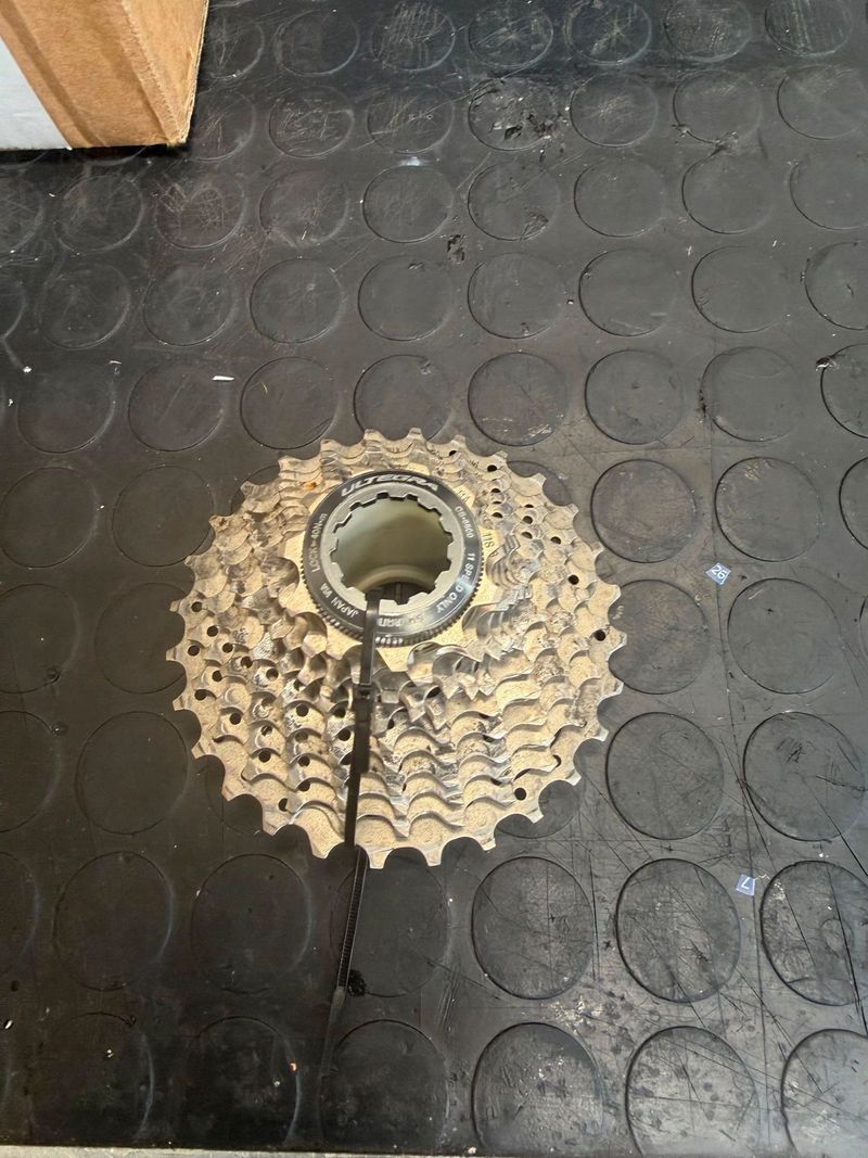 Shimano Cassette 11/28 + Chaîne Drivetrain & Pedals usato