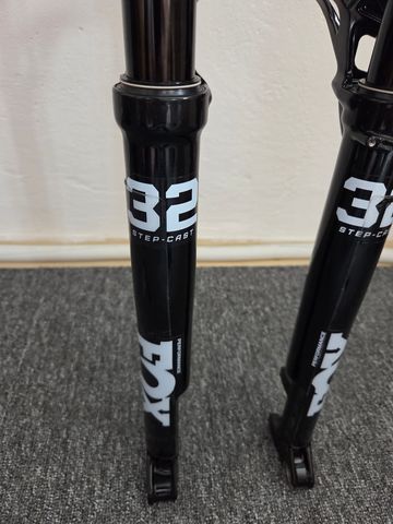 Fox 32 Step-Cast Fork 2025 bike d'occasion — image 3 sur 5