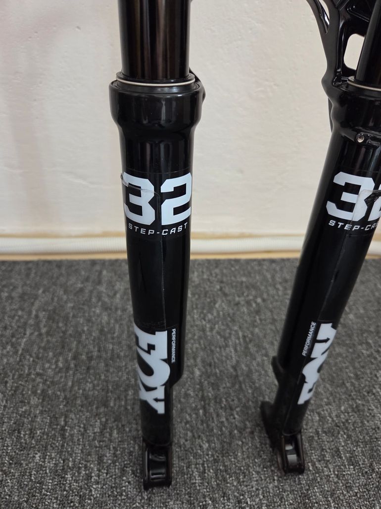 Fox 32 Step-Cast Fork 2025 bike d'occasion — image 3 sur 5