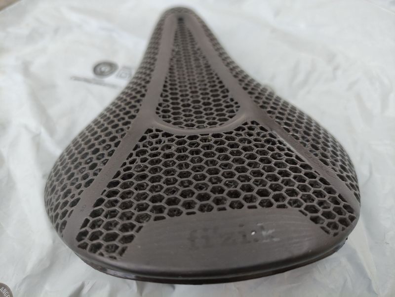 Käytetty Fizik Argo adaptive Vento R1 3D carbon 2026 Saddles & Seatposts