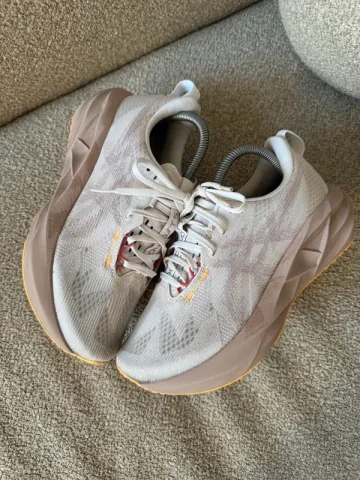 Used Asics Gel Novablast 5 bike — image 7 of 15