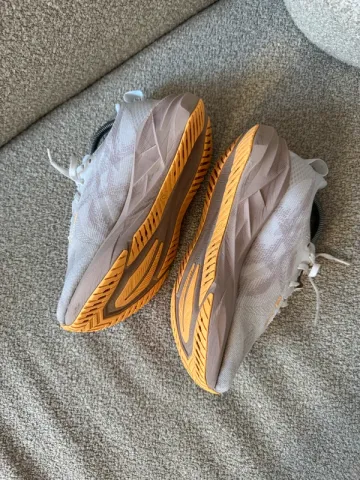 Used Asics Gel Novablast 5 bike — image 11 of 15