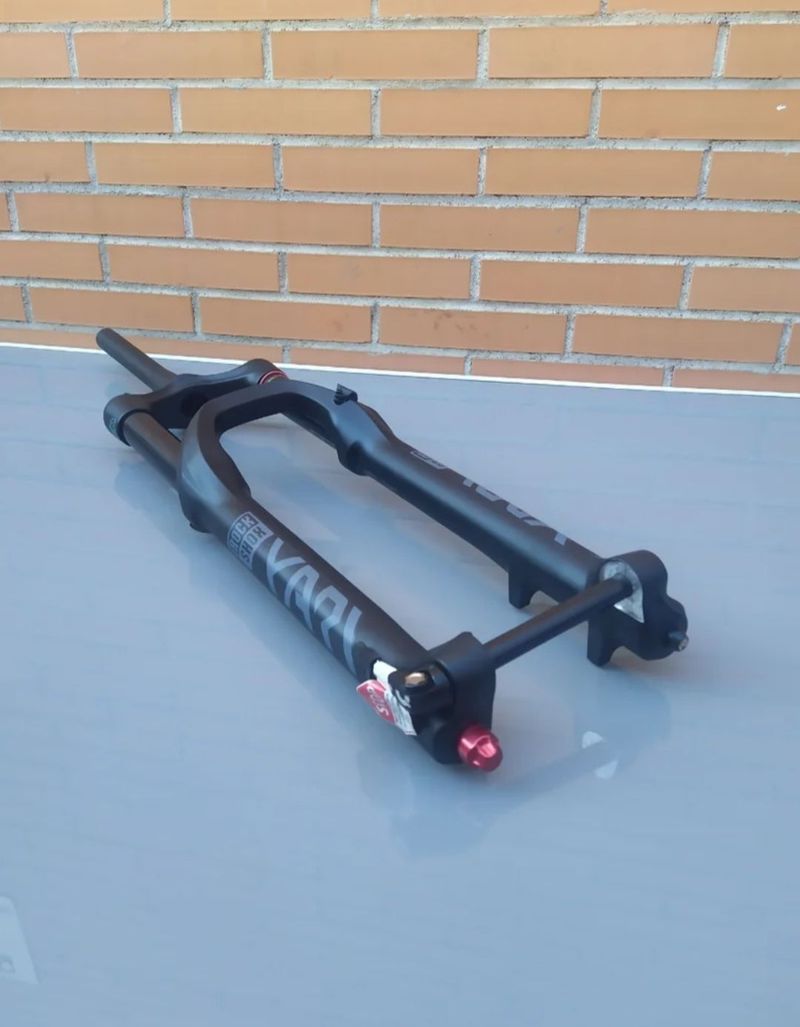 Used Rock Shox 27, 5" 170mm Yari RC Boost. Fork