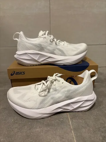 Used Asics Novablast 5 bike — image 1 of 5