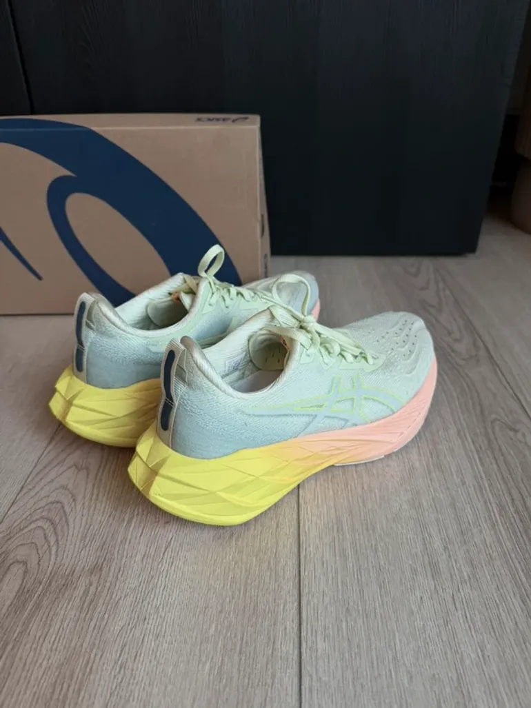 Used Asics Novablast 4 Paris bike — image 2 of 14