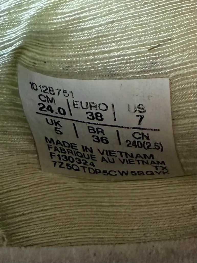 Used Asics Novablast 4 Paris bike — image 13 of 14