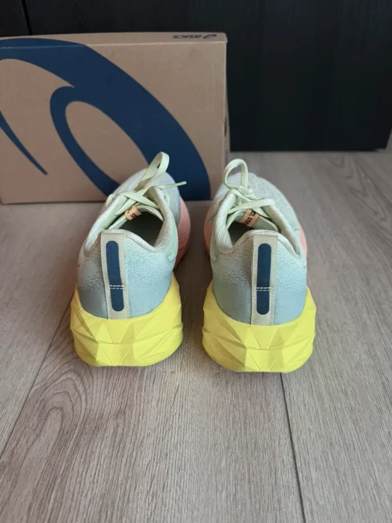 Used Asics Novablast 4 Paris bike — image 3 of 14