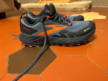 Used Brooks Cascadia 17 GTX bike — image 2 of 5