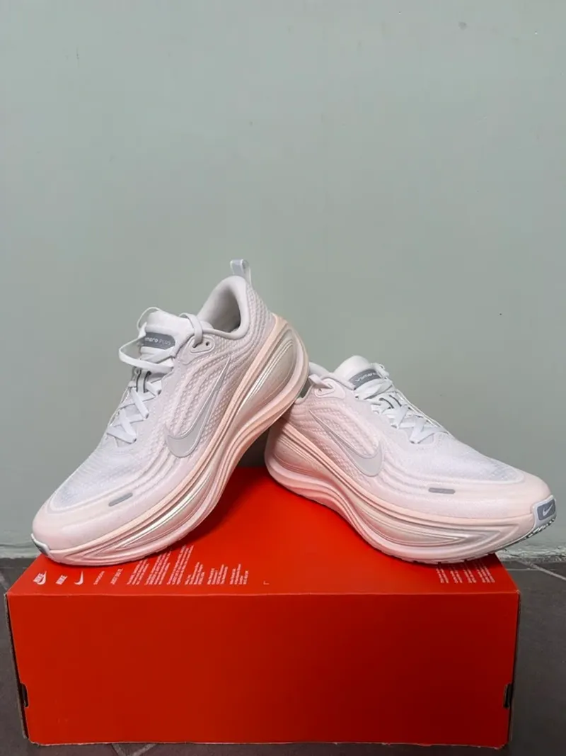 Used White Vomero plus Running Shoes