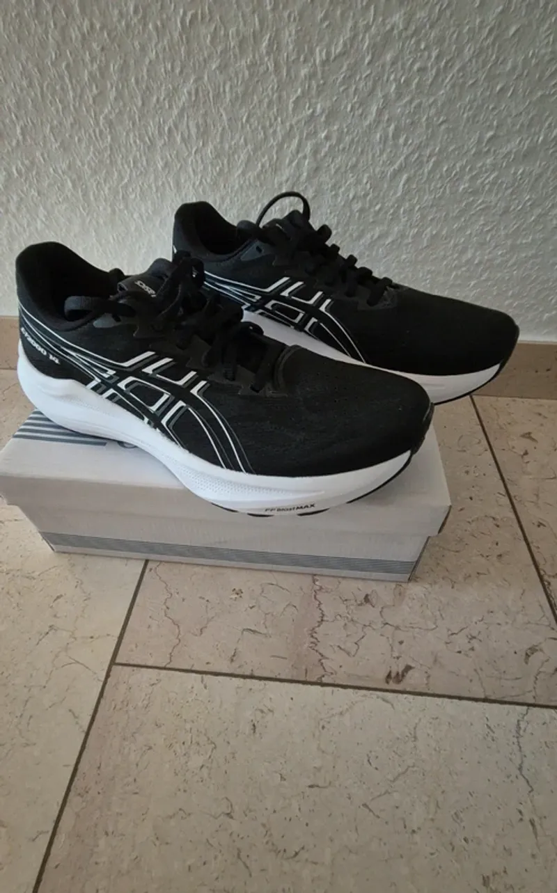 Used Asics GT-2000 Modell 14 Running Shoes