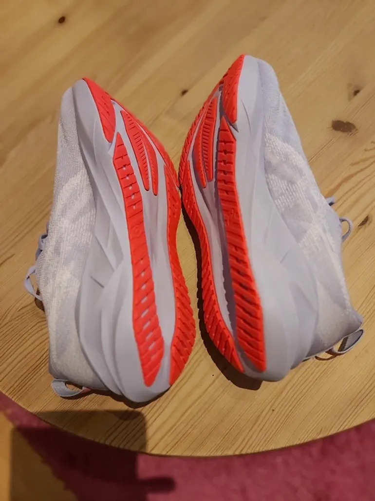 Used Asics Novablast 5 Tokyo bike — image 2 of 10