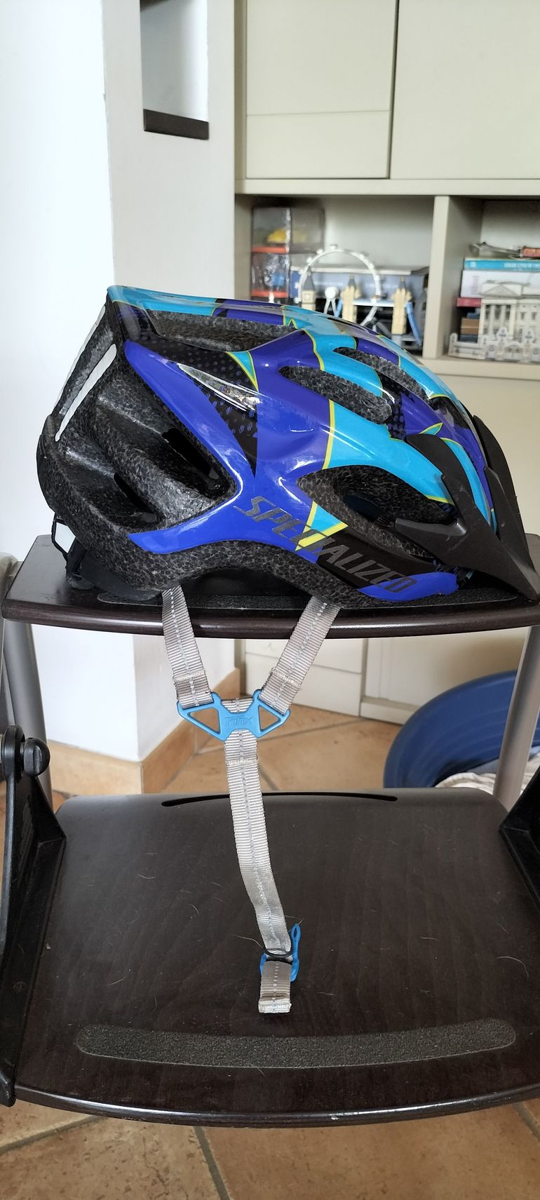 Tweedehands Specialized Youth Helmet bike — afbeelding 2 van 5
