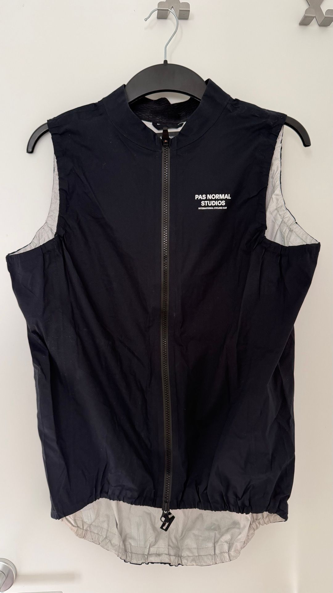 Used Pas Normal Studios Mechanism Rain Gilet – € 90 | buycycle
