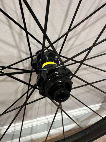Used Mavic Cosmic Pro Carbon UST Centre Lock Disc Wheelset 2022 bike — image 4 of 6