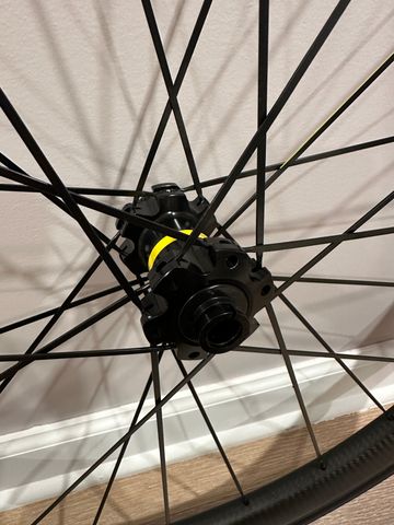 Used Mavic Cosmic Pro Carbon UST Centre Lock Disc Wheelset 2022 bike — image 5 of 6