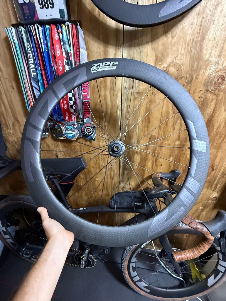 Used Zipp 404 firecrest 2024 bike — image 2 of 4