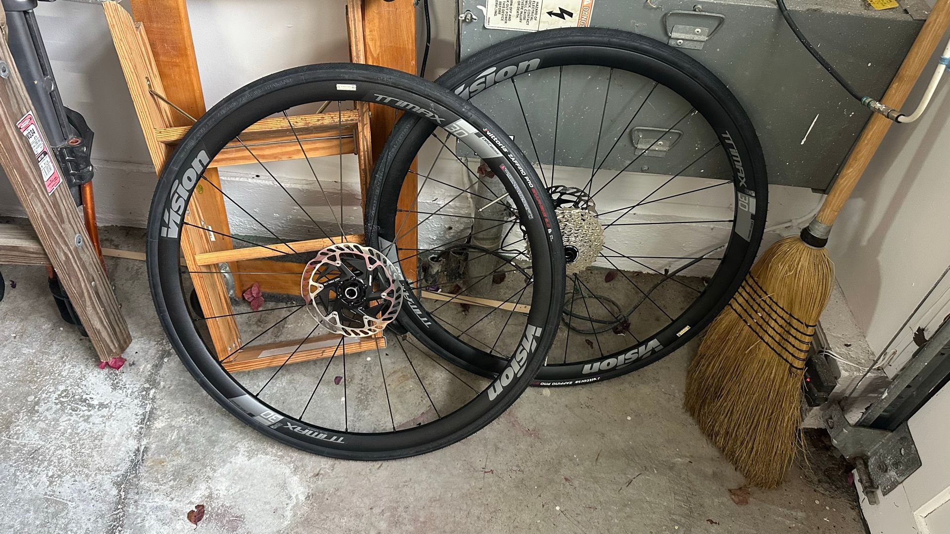 Used Vision lVision Trimax 30 Disc Wheelset – $ 320 | buycycle
