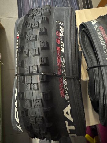 Pirelli Mota Vittoria Graphene 2.0 Enduro 29x2.35 Tyres & Tubes de segunda mano