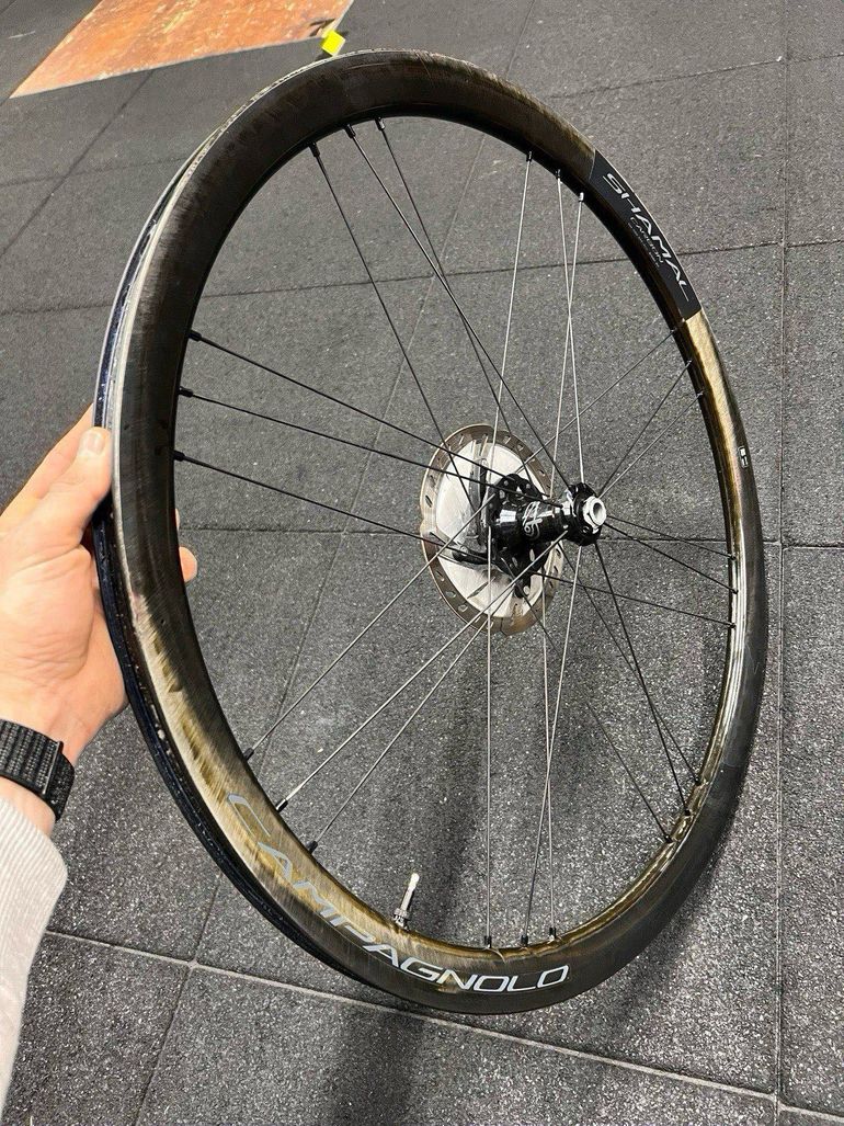 Used Campagnolo shamal carbon 2022 bike — image 6 of 11