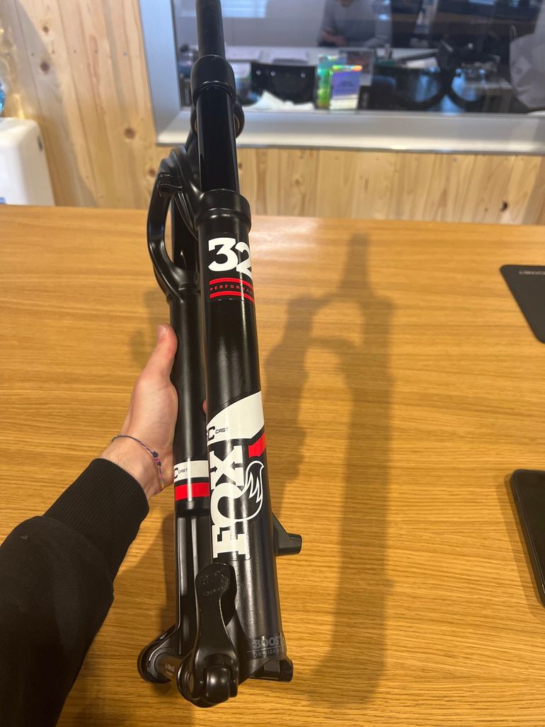 Brugt FOX 32 performance 2022 bike — billede 2 af 3