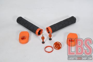 Brugt Reverse Components Kit Manopole, valvole, protezione pedali, spacer arancione. 2022 Cockpit