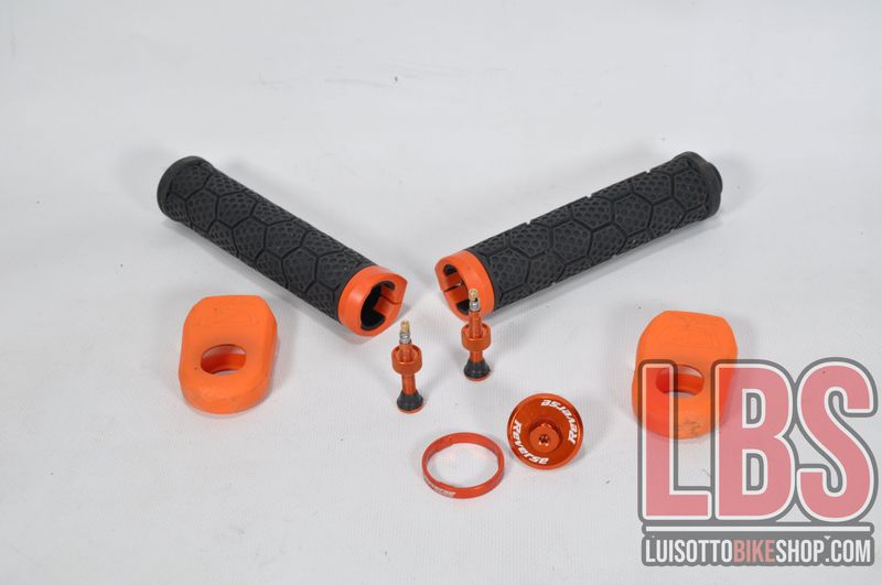 Used Reverse Components Kit Manopole, valvole, protezione pedali, spacer arancione. 2022 Cockpit