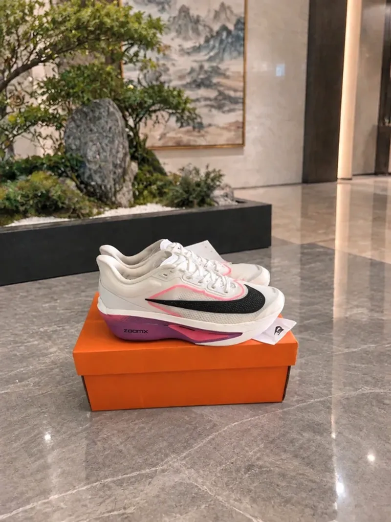 Gebrauchtes White Zoom 2025 Running Shoes