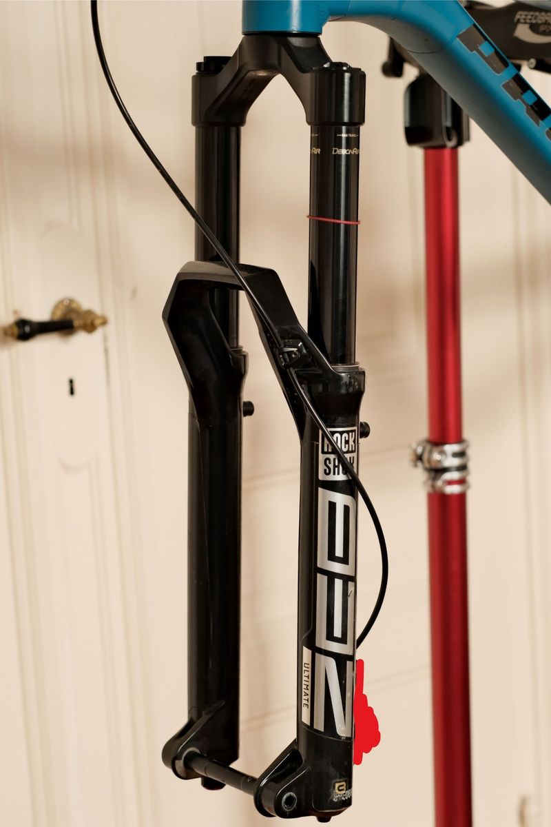 Käytetty Rock Shox ZEB Ultimate Charger 3 RC2 DebonAir+ 2023 Fork