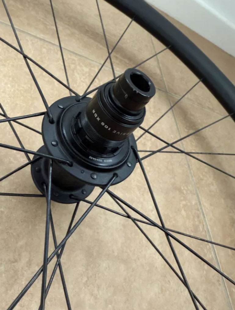 Used Bontrager Aeolus Elite 35V TLR Disc Road Wheel 2022 bike — image 2 of 4
